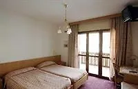 Garni La Zondra 4*